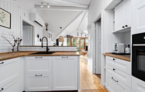 Fridge, oven, dishwasher, coffee/tea maker