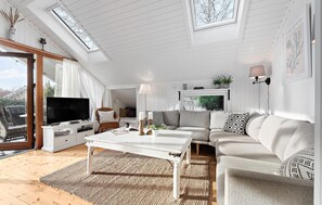 Smart TV, fireplace, DVD player