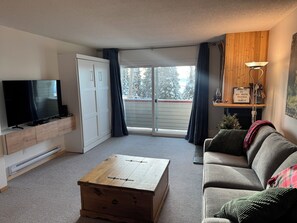 Smart TV, video games, DVD player, ping pong - Big White Ski-In Ski-Out at Ponderosa in Village (Big white)