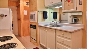 Private kitchen - Big White Ski-In Ski-Out at Ponderosa in Village (Big white)