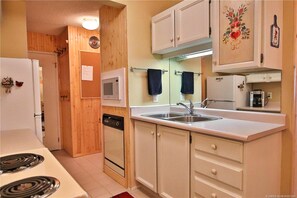 Fridge, microwave, oven, stovetop - Big White Ski-In Ski-Out at Ponderosa in Village (Big white)