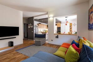 Smart-TV, bøker og stereoanlegg