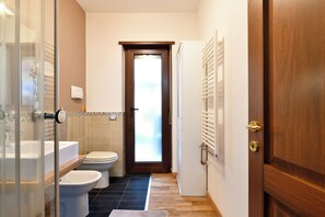 Duschwanne, Haartrockner, Bidet, Handtücher