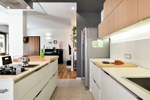 Réfrigérateur, micro-ondes, four, plaque de cuisson