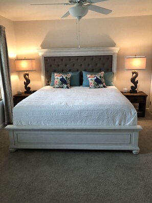 2 dormitorios, tabla de planchar con plancha, cuna de viaje