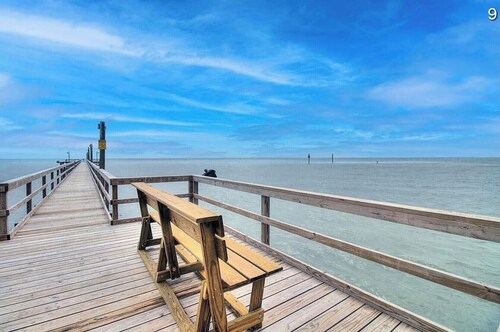 Beautiful  Waterfront Allegro North   Private Fishing Pier, Boat Launch, Pool