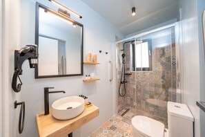 Douche, sèche-cheveux, serviettes fournies, savon