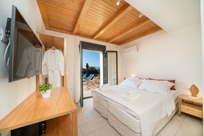 3 bedrooms, in-room safe, iron/ironing board, travel cot