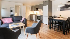 A modern apartment with a living room, dining area, and kitchen. - 3 bedroom cozy home in Löttorp (Löttorp)