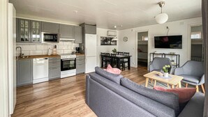 A compact living space with a kitchenette, dining area, and seating area. - 3 bedroom cozy home in Löttorp (Löttorp)