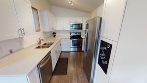 Frigorífico, microondas, horno y placa de cocina