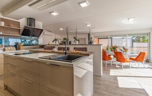 Refrigerador, horno, placa de cocina, lavavajillas