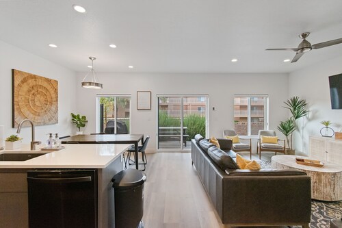 Luxury 5-Bed, 5-Bath Townhome - 3 King Suites + Bunks - Heated Pool & Hot Tub