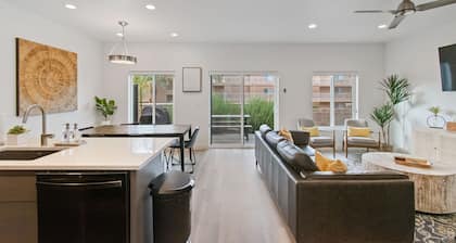 Luxury 5-Bed, 5-Bath Townhome - 3 King Suites + Bunks - Heated Pool & Hot Tub