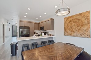 Fridge, microwave, oven, stovetop - Luxury 5-Bed, 5-Bath Townhome - 3 King Suites + Bunks - Heated Pool & Hot Tub (St. George)
