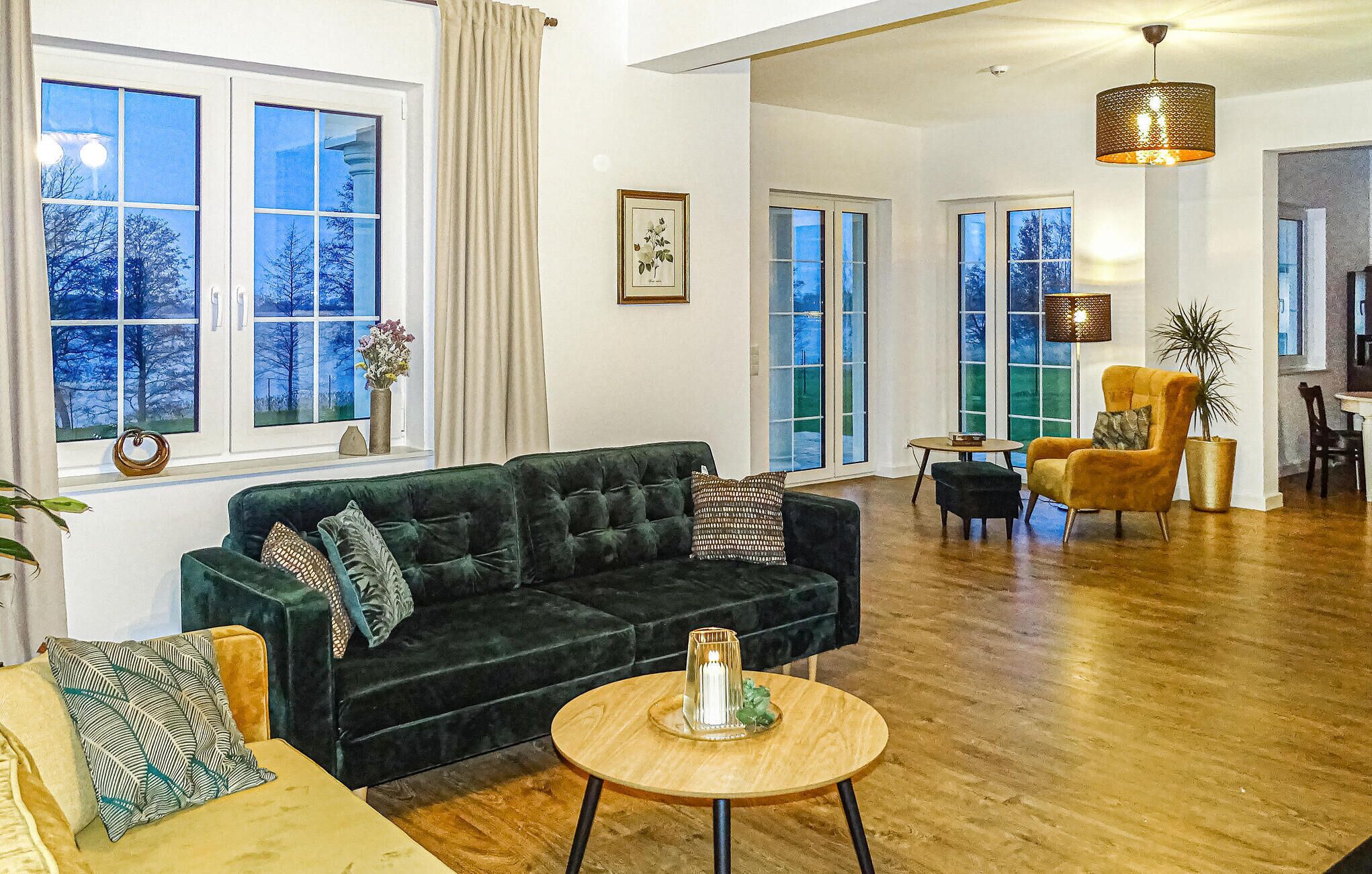 Smart-tv, eldstad, en tv-spelskonsol och bordsfotboll