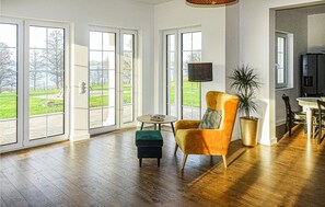 Smart TV, fireplace, video game console, table football - Amazing home in Silec with sauna (Silec)