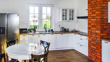 Réfrigérateur, four à micro-ondes, surface de cuisson, lave-vaisselle