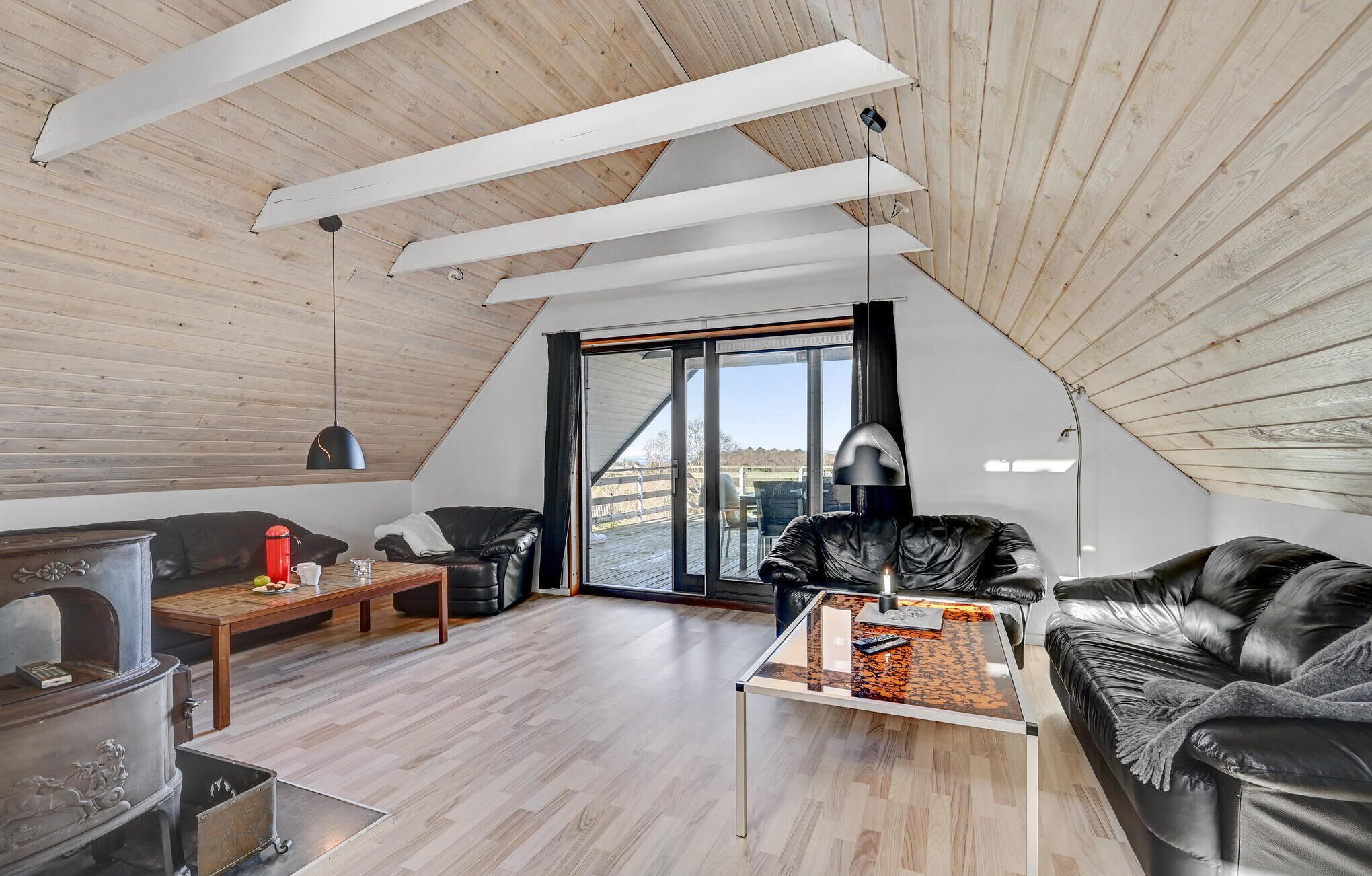 Fernseher, Kamin, Stereoanlage
