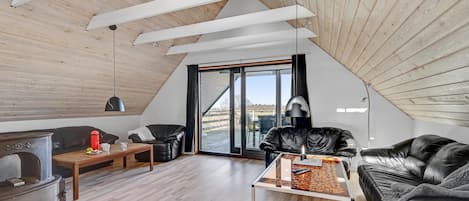 Fernseher, Kamin, Stereoanlage