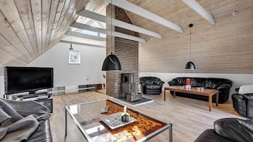 Fernseher, Kamin, Stereoanlage
