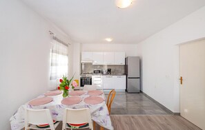Fridge, oven, stovetop, coffee/tea maker