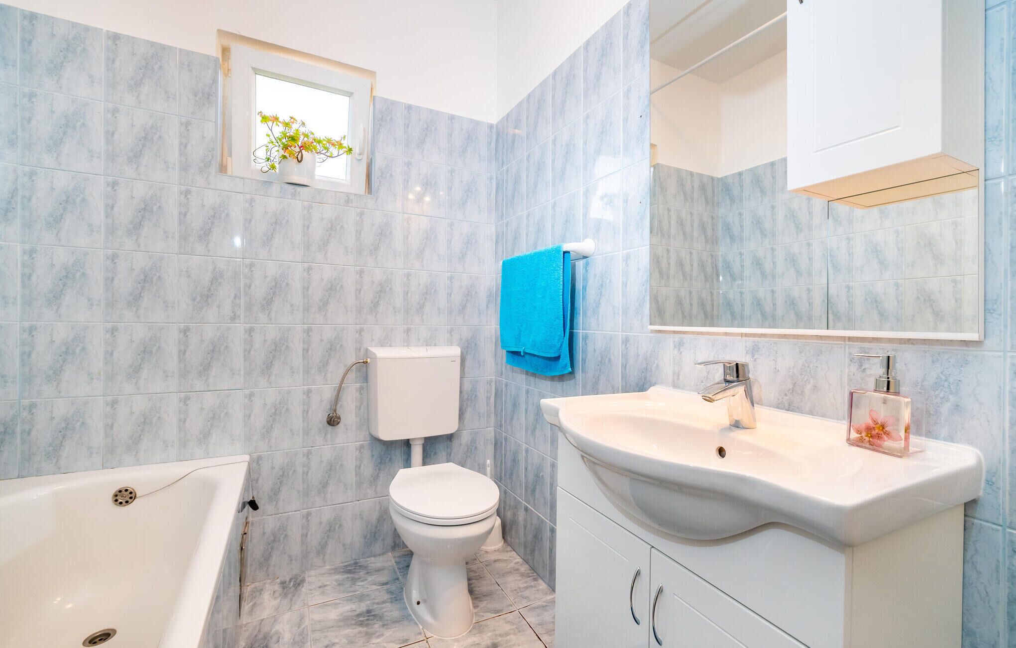 Ein Badezimmer mit Badewanne, Toilette und Waschbecken.