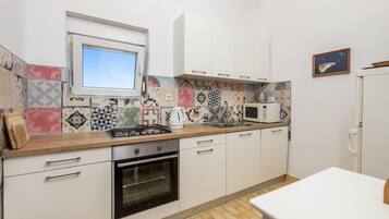 Frigorifero, forno, piano cottura, lavastoviglie