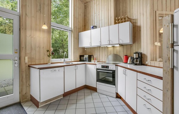 Réfrigérateur, micro-ondes, plaque de cuisson, lave-vaisselle