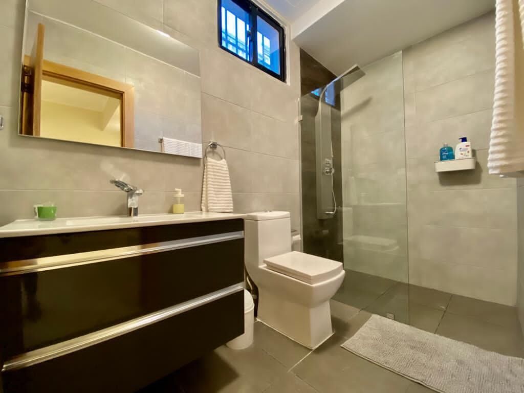 Ensemble douche/baignoire, sèche-cheveux, serviettes fournies, savon