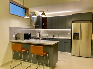 Micro-ondes, four, cafetiĂšre/bouilloire, grille-pain