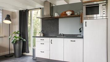 Kjøleskap, kokeplater, oppvaskmaskin og kaffetrakter/tekoker