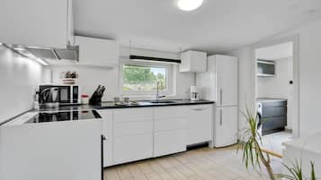 Køleskab, kogeplade, opvaskemaskine, kaffe-/temaskine