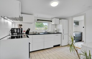 Frigorífico, placa de cocina, lavavajillas y cafetera o tetera