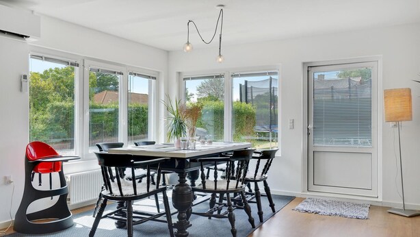 A dining area with a table, chairs, and a view of greenery outside. - Amazing home in Frederiksværk with WiFi (Frederiksværk)