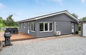 Exterior - Amazing home in Frederiksværk with WiFi (Frederiksværk)