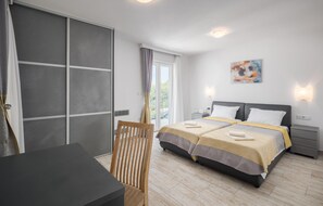 3 bedrooms, in-room safe, travel crib, free WiFi - Cozy home in Porec with kitchen (Porec)