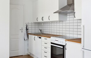 ثلاجة، موقد طهي مسطح، غسالة أطباق، ماكينة لصنع القهوة/الشاي