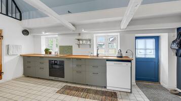 Jääkaappi, astianpesukone, kahvin-/teenkeitin