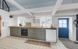 Køleskab, opvaskemaskine, kaffe-/temaskine