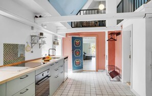 Fridge, microwave, dishwasher, coffee/tea maker - Stunning home in Haderslev with kitchen (Haderslev)