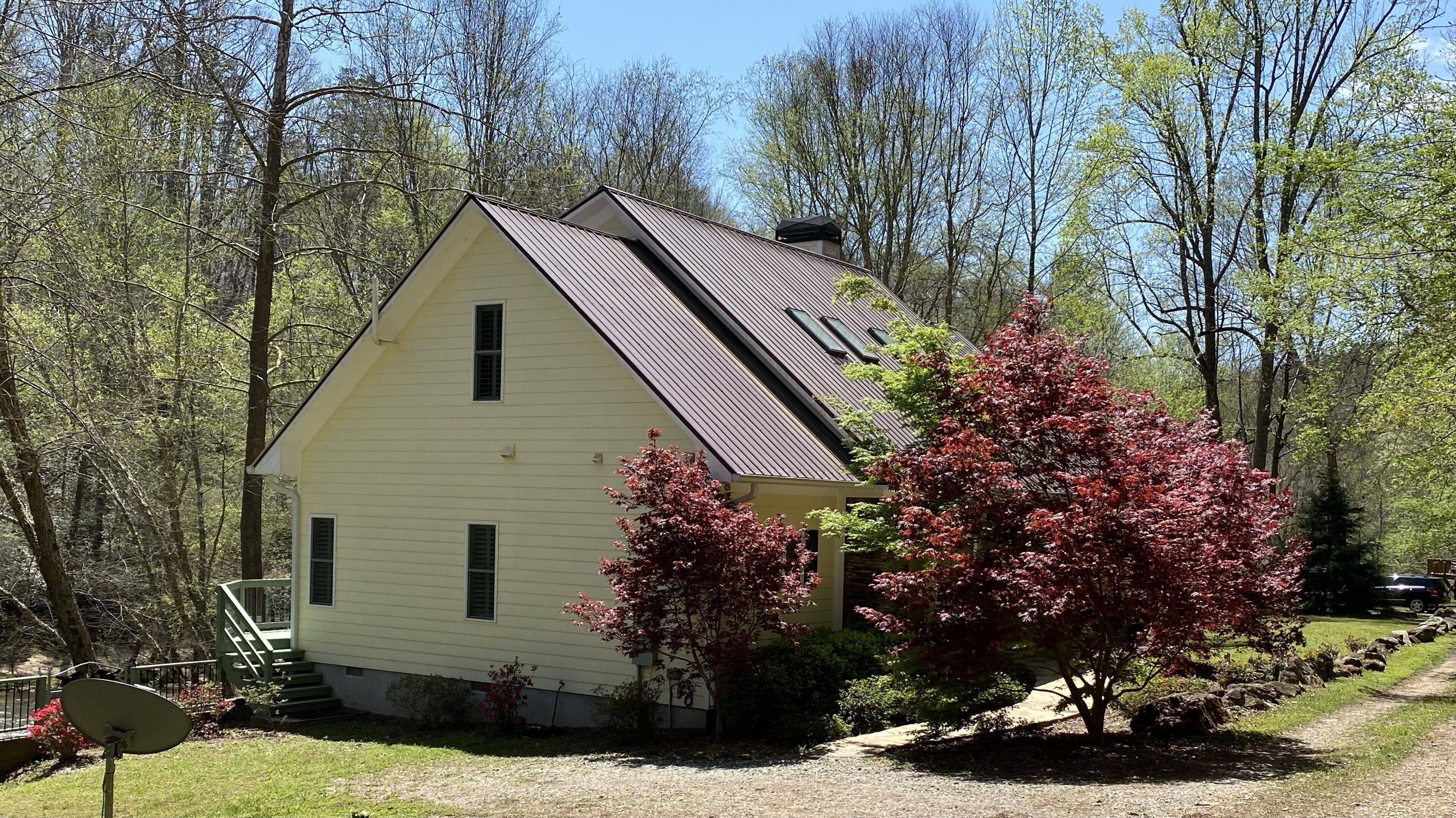 Breathtaking view on the Chestatee River, riverside fire pit, and pet friendly