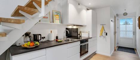 Réfrigérateur, plaque de cuisson, lave-vaisselle, cafetière/bouilloire