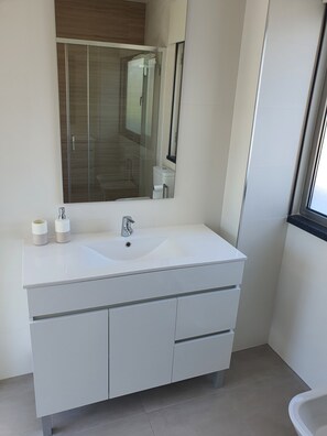 Dusche, Haartrockner, Bidet, Handtücher