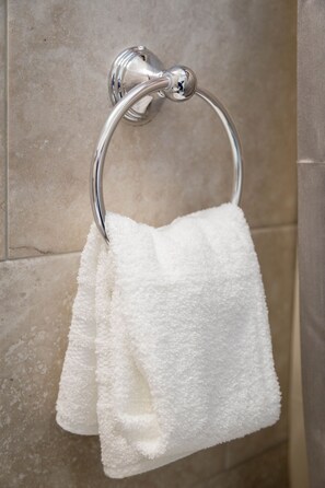 Ensemble douche/baignoire, serviettes fournies, savon, papier toilette