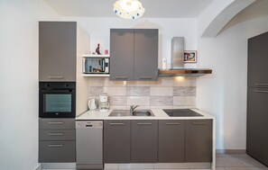 Frigorifero, forno, piano cottura, lavastoviglie