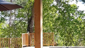 A poolside area with wooden deck, lounge chairs, and a hot tub. - Pleasant Villa Domaine du Golf Heated swimming pool (Biscarrosse)