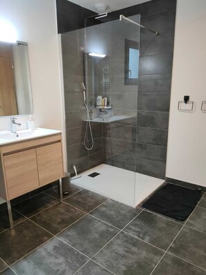 Dusche, Haartrockner, Handtücher