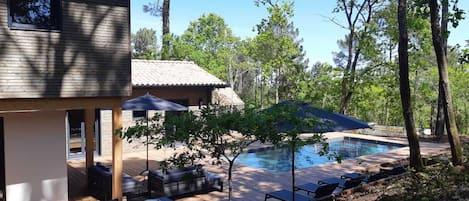 Una piscina al aire libre, una piscina climatizada