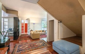 Una Smart TV, una chimenea